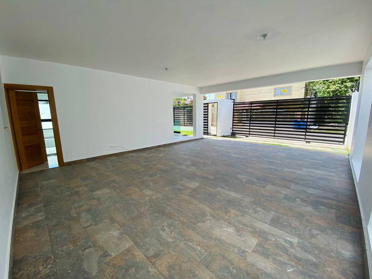 Lujosa Casa de 4 Habitaciones y 2 Cocinas con Línea Blanca Incluida de Venta en Villa María!