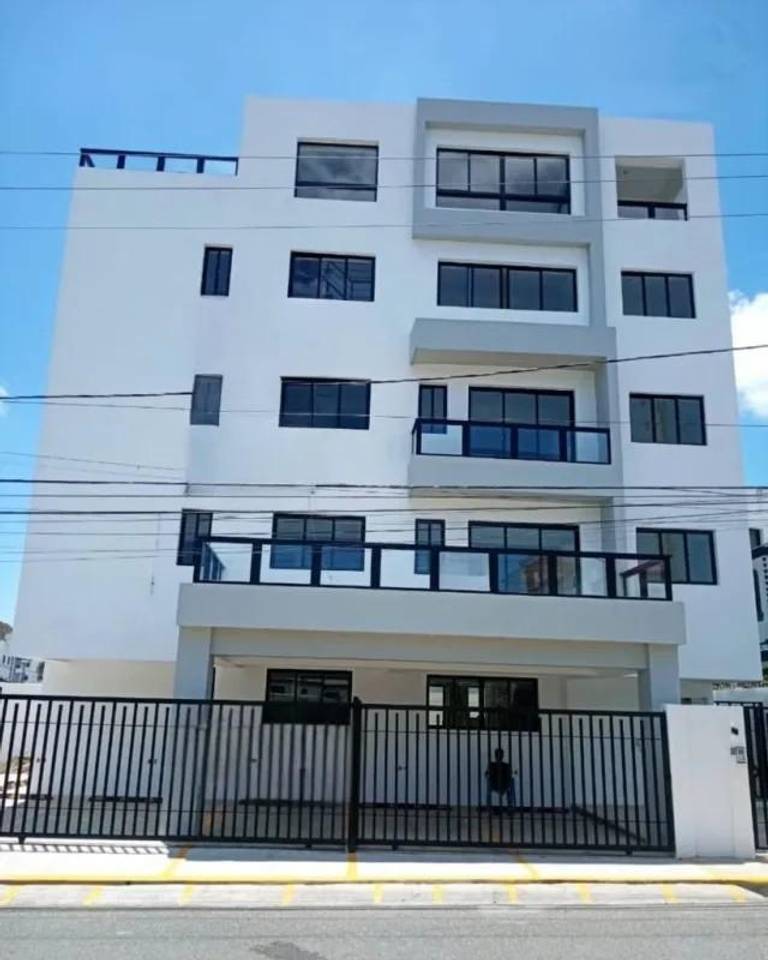 Apartamento Primer Nivel con Patio, 2 Habitaciones y 2 Parqueos de Venta en la Urb. Jardines del Sur, Av. Hispanoamericana!