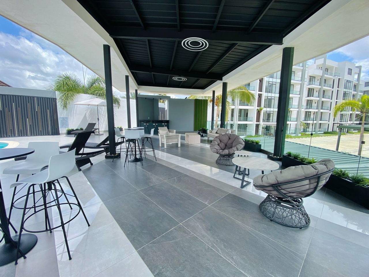 Amplios Apartamentos de Lujo con 3 Habitaciones, Piscina, Gimnasio y Línea Blanca Disponibles para Alquiler en Cerro Hermoso!