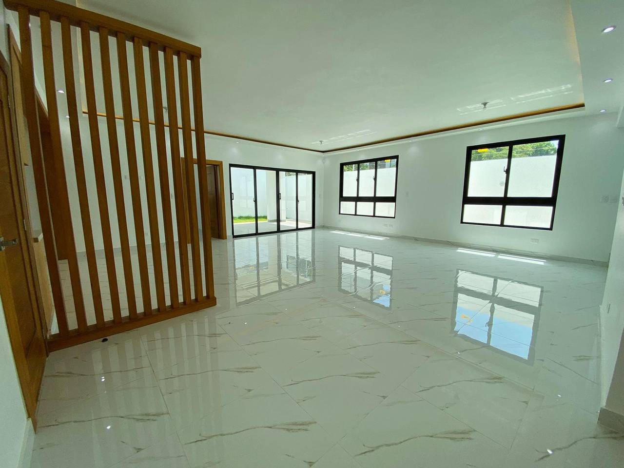 Lujosa Casa de 4 Habitaciones y 2 Cocinas con Línea Blanca Incluida de Venta en Villa María!