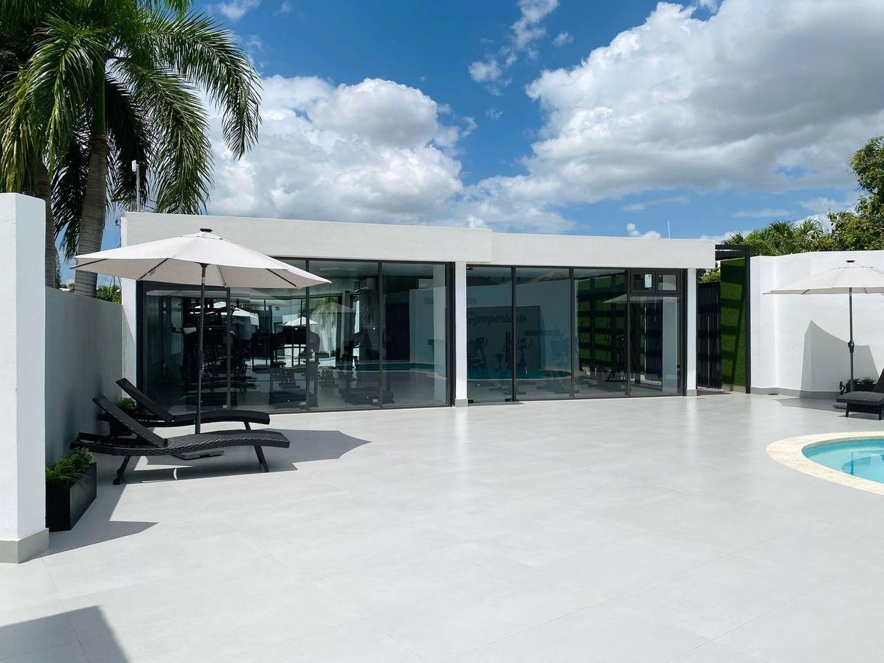 Amplios Apartamentos de Lujo con 3 Habitaciones, Piscina, Gimnasio y Línea Blanca Disponibles para Alquiler en Cerro Hermoso!