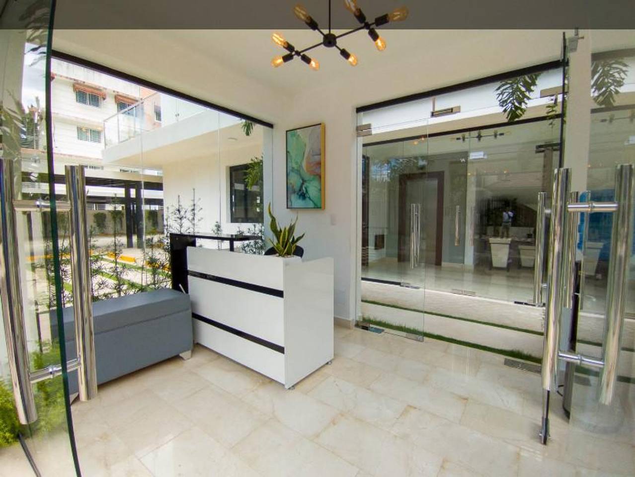 Amplios y Elegantes Apartamentos de 3 Habitaciones con Area Social Amueblada de Venta en la Urb. Thomen, Av. Hispanoamericana!