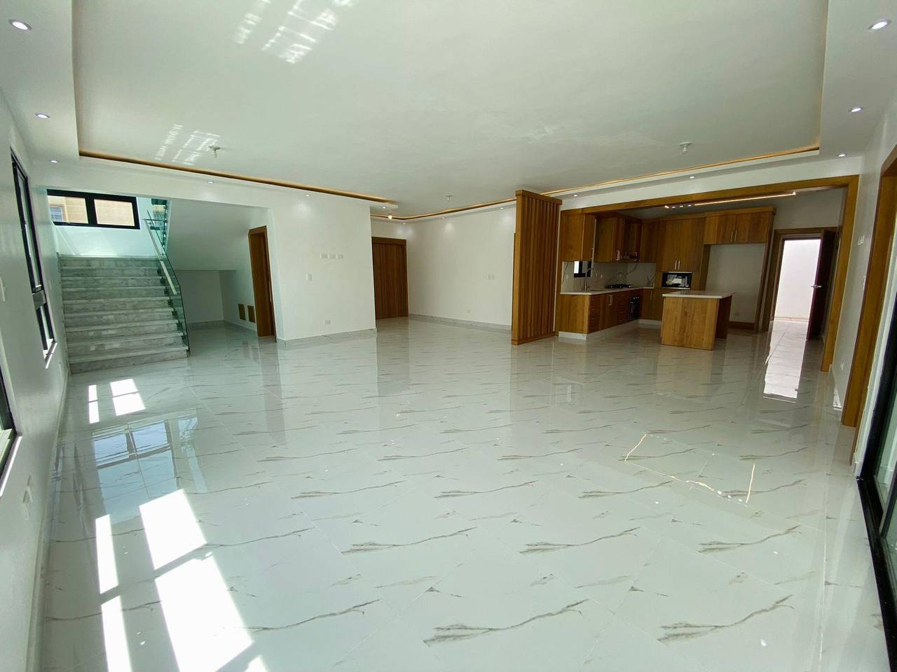 Lujosa Casa de 4 Habitaciones y 2 Cocinas con Línea Blanca Incluida de Venta en Villa María!