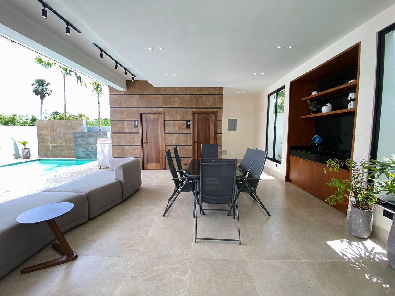 Nuevo y Moderno Penthouse de 3 Habitaciones con Terraza Privada, Gimnasio y Piscina de Venta próximo a Los Laureles!